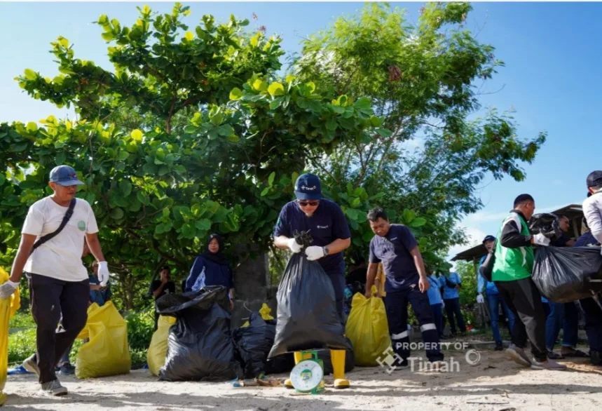 Jaga Kelestarian Pesisir, PT TIMAH Gelar Aksi Gotong Royong Bersihkan Pantai Tambak Udang 