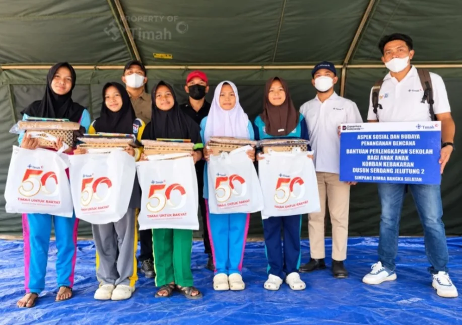 Pasca Kebakaran di Dusun Serdang, PT TIMAH Salurkan 210 Paket Seragam Sekolah 