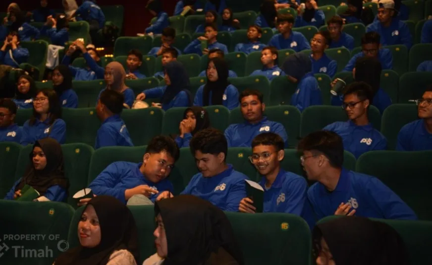 PT TIMAH Ajak Siswa Kelas Beasiswa Pondok Pesantren Pemali Segarkan Lewat Nobar