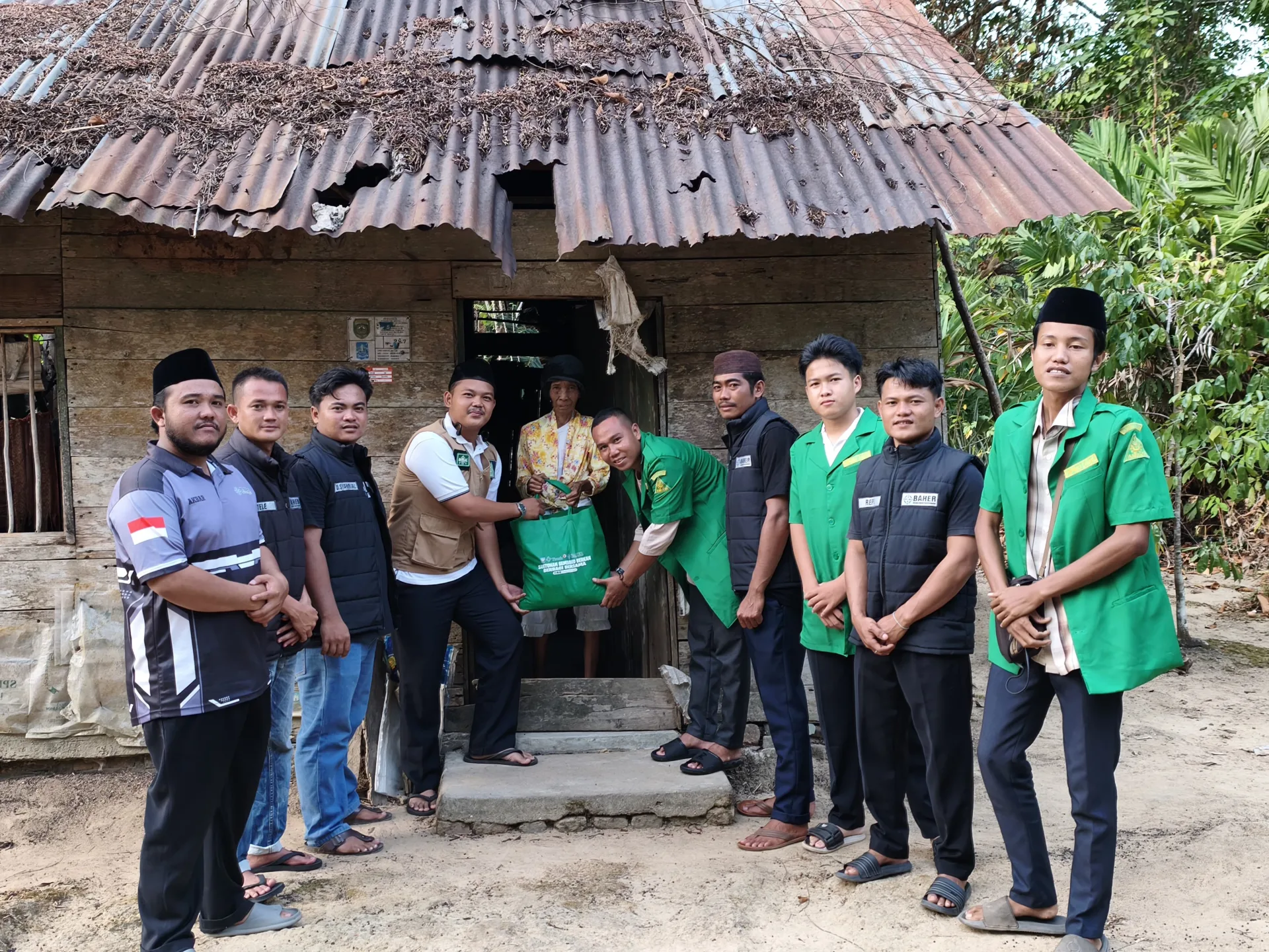 Wujud Kepedulian Sosial, Tim Baher Bersama PR GP Ansor Toboali Salurkan Bantuan Sembako untuk Lansia