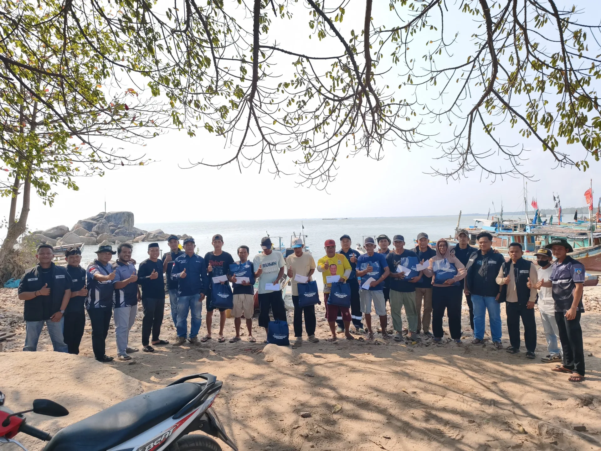 Tim BAHER, PT TIMAH: Salurkan Sembako dan Santunan untuk Nelayan Batu Kodok dan Batu Kapur 