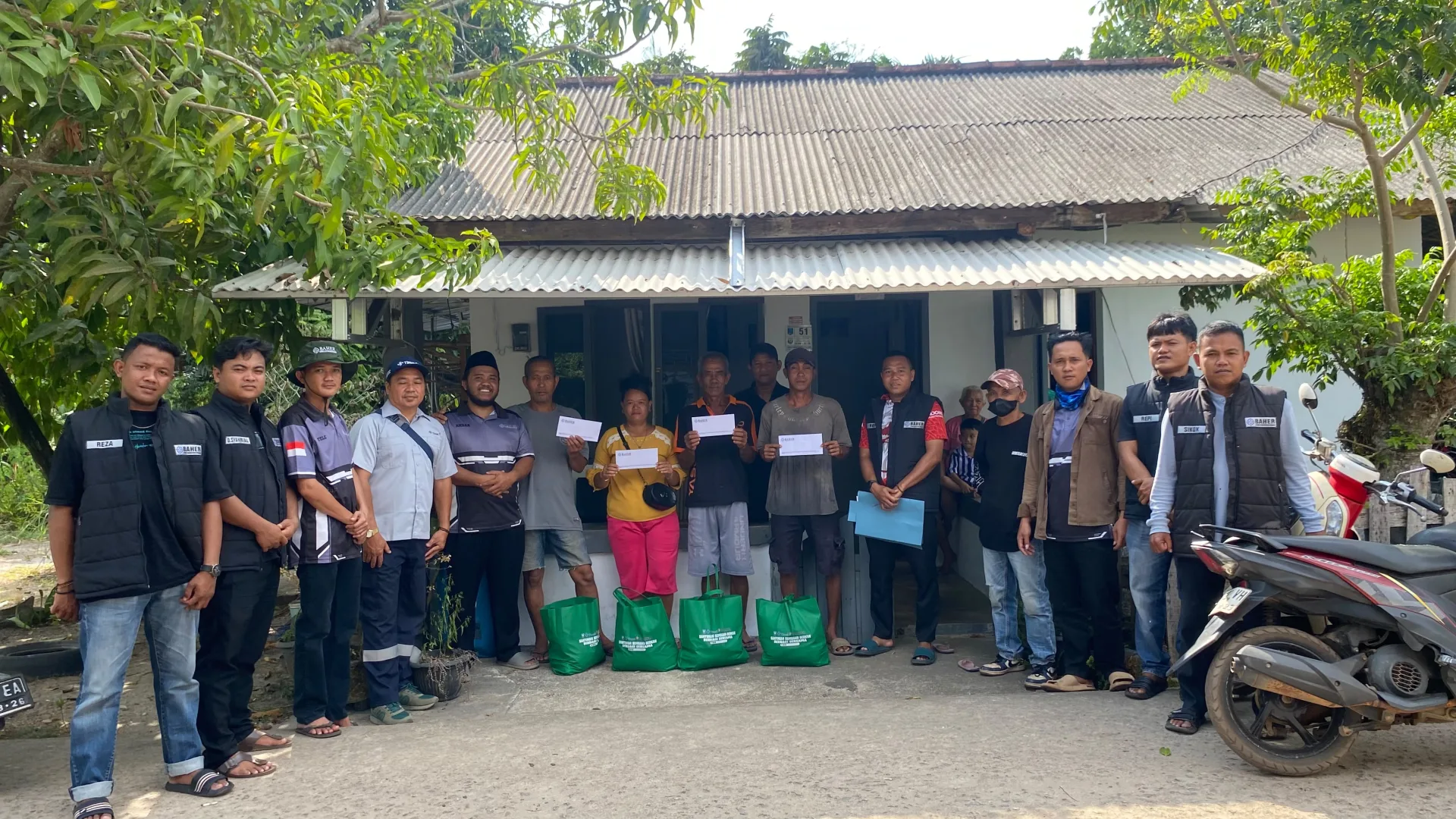 Tim BAHER, PT TIMAH: Kembali Salurkan Sembako dan Santunan Kepada NELAYAN Pesisir Toboali